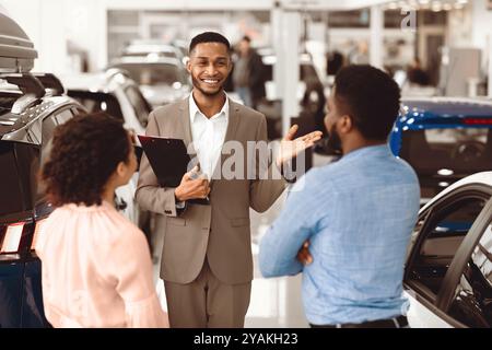 Venditore Di Automobili Professionale Che Vende Auto Che Lavora Nel Centro Di Dealership Foto Stock