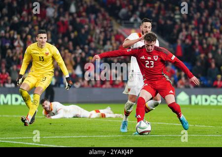 Nathan Broadhead del Galles e Marko Vukcevic del Montenegro combattono per il pallone durante la partita del gruppo B4 della UEFA Nations League al Cardiff City Stadium. Data foto: Lunedì 14 ottobre 2024. Foto Stock