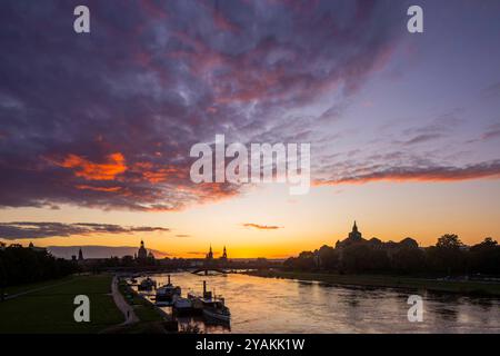 Dresda silhouette am Abend die historische Altstadt von Dresden bei Sonnenuntergang mit Elbdampfern. Dresda Sachsen Deutschland *** Dresda sagoma serale della storica città vecchia di Dresda al tramonto con i piroscafi dell'Elba Dresda Sassonia Germania Foto Stock