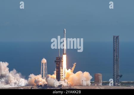 Kennedy Space Center, Florida, Stati Uniti. 14 ottobre 2024: Il Falcon Heavy di SpaceX viene visto dal tetto del Vehicle Assembly Building della NASA lanciando la navicella Europa Clipper alle 12:06. Credito: Brandon Moser/Alamy Live News Foto Stock