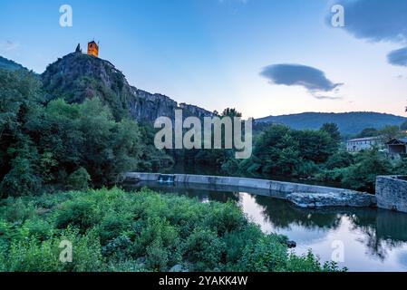 Vista dal basso del villaggio medievale Castellfollit de la Roca Foto Stock