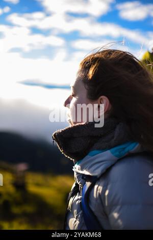 Giovane donna che si gode la brezza tra le montagne della Sierra Nevada de Santa Marta, Colombia Foto Stock