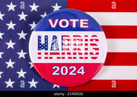 Londra, Regno Unito - 30 settembre 2024: Un distintivo Harris 2024 pin, raffigurato sulla bandiera degli Stati Uniti. Le elezioni presidenziali degli Stati Uniti si terranno il 5 novembre 2024. Foto Stock
