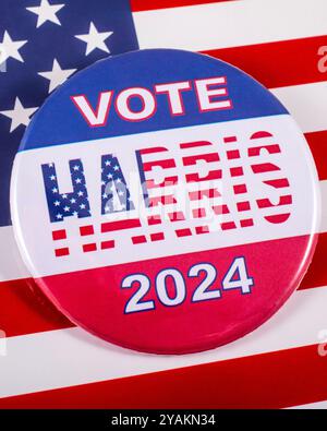 Londra, Regno Unito - 30 settembre 2024: Un distintivo Harris 2024 pin, raffigurato sulla bandiera degli Stati Uniti. Le elezioni presidenziali degli Stati Uniti si terranno il 5 novembre 2024. Foto Stock
