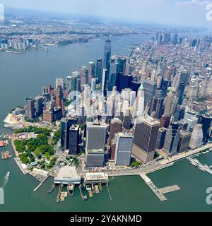 Una splendida vista aerea di Lower Manhattan, con l'iconico One World Trade Center e i grattacieli circostanti. La foto cattura il sud ti Foto Stock