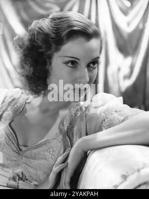 Attrice britannica VALERIE HOBSON in un ritratto pubblicitario per LA BATTERIA 1938 regista ZOLTAN KORDA romanzo A.E.W. MASON Costume Design RENE HUBERT foto del produttore di TUNBRIDGE ALEXANDER KORDA London Film Productions / United Artists Foto Stock