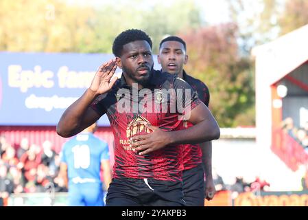 Nathan Tshikuna celebra il suo sideÕs primo gol della partita durante la partita di fa Cup tra il Tamworth FC e il Macclesfield Foto Stock