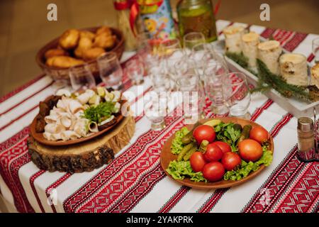 Cucina Ucraina tradizionale con strutto, pane, verdure e carne su tovaglie ricamate Foto Stock