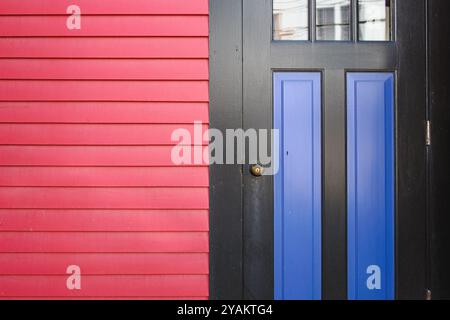 Esterno e porta d'ingresso dell'edificio dai colori vivaci Foto Stock