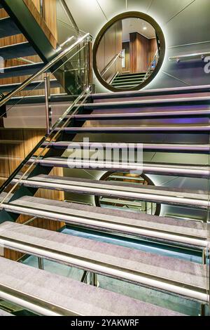 Trieste Italia, nave da crociera norvegese NCL Escape Ship, itinerario di 10 giorni nel Mediterraneo Adriatico, a bordo interno, scalinata tra i livelli Foto Stock