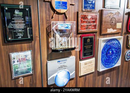 Trieste Italia, nave di fuga NCL della Norwegian Cruise Line, itinerario di 10 giorni nel Mediterraneo Adriatico, a bordo interno, collezione di targhe da parete premiate Foto Stock