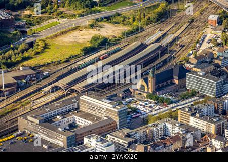 Luftbild, Hauptbahnhof Hbf mit überdachten Bahnsteigen und Bahnhofsvorplatz, Marktstände auf dem Vorplatz, Mittelstadt, Hagen, Ruhrgebiet, Nordrhein-Westfalen, Deutschland ACHTUNGxMINDESTHONORARx60xEURO *** Vista aerea, stazione centrale con piattaforme coperte e piazzale, bancarelle sul piazzale, centro città, Hagen, zona della Ruhr, Renania settentrionale-Vestfalia, Germania ATTENTIONxMINDESTHONORARx60xEURO Foto Stock