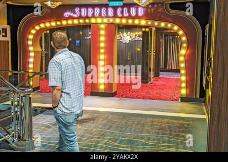 Trieste Italia, nave da crociera norvegese NCL Escape Ship, itinerario di 10 giorni nel Mediterraneo Adriatico, a bordo interno, passeggero, Supper Club, Foto Stock