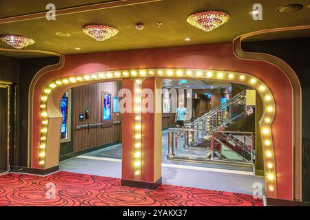 Trieste Italia, nave da crociera norvegese NCL Escape Ship, itinerario di 10 giorni nel Mediterraneo Adriatico, a bordo interno, passeggero, Supper Club, Foto Stock