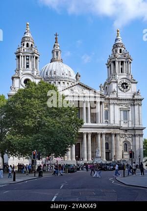 Londra, Regno Unito - 20 settembre 2024: Cattedrale di St. Paul, in avvicinamento al fronte da Fleet Street Foto Stock