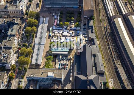 Luftbild, Hauptbahnhof Hbf mit überdachten Bahnsteigen und Bahnhofsvorplatz, Marktstände auf dem Vorplatz, Mittelstadt, Hagen, Ruhrgebiet, Nordrhein-Westfalen, Deutschland ACHTUNGxMINDESTHONORARx60xEURO *** Vista aerea, stazione centrale con piattaforme coperte e piazzale, bancarelle sul piazzale, centro città, Hagen, zona della Ruhr, Renania settentrionale-Vestfalia, Germania ATTENTIONxMINDESTHONORARx60xEURO Foto Stock