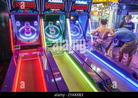 Trieste Italia, nave da crociera norvegese NCL Escape Ship, itinerario di 10 giorni nel Mediterraneo Adriatico, a bordo interno, passeggeri adolescenti ragazzi, video Foto Stock