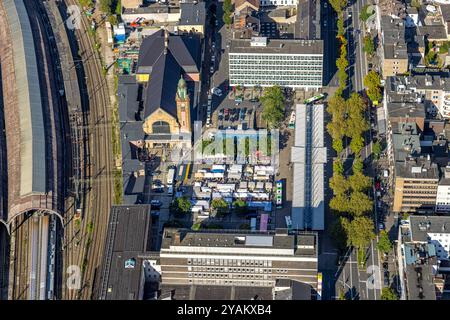 Luftbild, Hauptbahnhof Hbf mit überdachten Bahnsteigen und Bahnhofsvorplatz, Marktstände auf dem Vorplatz, Mittelstadt, Hagen, Ruhrgebiet, Nordrhein-Westfalen, Deutschland ACHTUNGxMINDESTHONORARx60xEURO *** Vista aerea, stazione centrale con piattaforme coperte e piazzale, bancarelle sul piazzale, centro città, Hagen, zona della Ruhr, Renania settentrionale-Vestfalia, Germania ATTENTIONxMINDESTHONORARx60xEURO Foto Stock