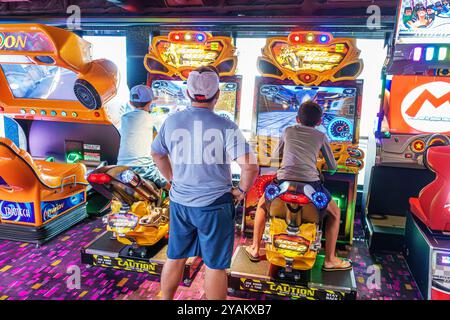 Trieste Italia, nave da crociera norvegese NCL Escape Ship, itinerario di 10 giorni sul Mar Mediterraneo Adriatico, a bordo interno, passeggero padre che osserva ragazzo Foto Stock