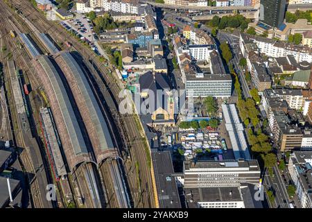 Luftbild, Hauptbahnhof Hbf mit überdachten Bahnsteigen und Bahnhofsvorplatz, Marktstände auf dem Vorplatz, Mittelstadt, Hagen, Ruhrgebiet, Nordrhein-Westfalen, Deutschland ACHTUNGxMINDESTHONORARx60xEURO *** Vista aerea, stazione centrale con piattaforme coperte e piazzale, bancarelle sul piazzale, centro città, Hagen, zona della Ruhr, Renania settentrionale-Vestfalia, Germania ATTENTIONxMINDESTHONORARx60xEURO Foto Stock