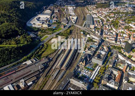 Luftbild, Hauptbahnhof Hbf mit überdachten Bahnsteigen und Bahnhofsvorplatz, Marktstände auf dem Vorplatz, Mittelstadt, Hagen, Ruhrgebiet, Nordrhein-Westfalen, Deutschland ACHTUNGxMINDESTHONORARx60xEURO *** Vista aerea, stazione centrale con piattaforme coperte e piazzale, bancarelle sul piazzale, centro città, Hagen, zona della Ruhr, Renania settentrionale-Vestfalia, Germania ATTENTIONxMINDESTHONORARx60xEURO Foto Stock