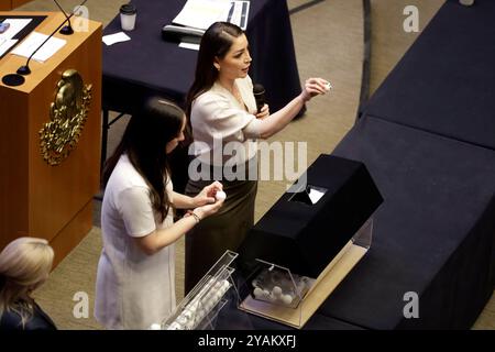 Città del Messico, Messico. 12 ottobre 2024. La senatrice Julieta Andrea Ramirez durante l'estrazione a sorte per la magistratura durante la sessione al Senato messicano. (Foto di Luis Barron/Eyepix Group/Sipa USA) credito: SIPA USA/Alamy Live News Foto Stock