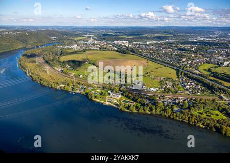 Luftbild, Hengsteysee mit Wiesen und Feldern Hagen Boele, Bahngleise Hagen und Autobahn A1, Strandhaus Salitos Beach Hengsteysee mit Freibad Südufer, Fernsicht und blauer Himmel mit Wolken, Boele, Hagen, Ruhrgebiet, Nordrhein-Westfalen, Deutschland ACHTUNGxMINDESTHONORARx60xEURO *** Vista aerea, Hengsteysee con prati e prati Hagen Boele, binari ferroviari Hagen e autostrada A1, casa sulla spiaggia Salitos Beach Hengsteysee con piscina all'aperto a sud, vista distante e cielo blu con nuvole, Boele, Hagen, zona della Ruhr, Renania settentrionale-Vestfalia, Germania ATTENTIONxMINDESTHONORARx60xEURO Foto Stock