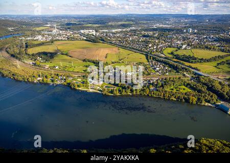 Luftbild, Hengsteysee mit Wiesen und Feldern Hagen Boele, Bahngleise Hagen und Autobahn A1, Strandhaus Salitos Beach Hengsteysee mit Freibad Südufer, Fernsicht und blauer Himmel mit Wolken, Boele, Hagen, Ruhrgebiet, Nordrhein-Westfalen, Deutschland ACHTUNGxMINDESTHONORARx60xEURO *** Vista aerea, Hengsteysee con prati e prati Hagen Boele, binari ferroviari Hagen e autostrada A1, casa sulla spiaggia Salitos Beach Hengsteysee con piscina all'aperto a sud, vista distante e cielo blu con nuvole, Boele, Hagen, zona della Ruhr, Renania settentrionale-Vestfalia, Germania ATTENTIONxMINDESTHONORARx60xEURO Foto Stock