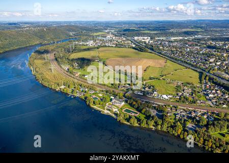 Luftbild, Hengsteysee mit Wiesen und Feldern Hagen Boele, Bahngleise Hagen und Autobahn A1, Strandhaus Salitos Beach Hengsteysee mit Freibad Südufer, Fernsicht und blauer Himmel mit Wolken, Boele, Hagen, Ruhrgebiet, Nordrhein-Westfalen, Deutschland ACHTUNGxMINDESTHONORARx60xEURO *** Vista aerea, Hengsteysee con prati e prati Hagen Boele, binari ferroviari Hagen e autostrada A1, casa sulla spiaggia Salitos Beach Hengsteysee con piscina all'aperto a sud, vista distante e cielo blu con nuvole, Boele, Hagen, zona della Ruhr, Renania settentrionale-Vestfalia, Germania ATTENTIONxMINDESTHONORARx60xEURO Foto Stock