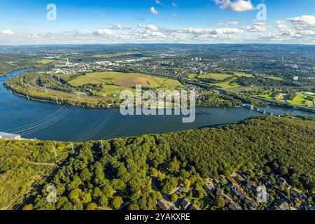 Luftbild, Hengsteysee und Hagen Boele, Bahngleise Hagen und Autobahn A1, Strandhaus Salitos Beach Hengsteysee mit Freibad Südufer, Fernsicht und blauer Himmel mit Wolken, Boele, Hagen, Ruhrgebiet, Nordrhein-Westfalen, Deutschland ACHTUNGxMINDESTHONORARx60xEURO *** Vista aerea, Hengsteysee e Hagen Boele, binari ferroviari Hagen e autostrada A1, casa sulla spiaggia Salitos Beach Hengsteysee con piscina esterna a sud, vista lontana e cielo blu con nuvole, Boele, Hagen, zona della Ruhr, Renania settentrionale-Vestfalia, Germania ATTENTIONxMINDESTHONORARx60xEURO Foto Stock