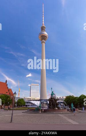 La Torre della televisione di Berlino (Fernsehturm) e la Fontana del Nettuno ad Alexanderplatz, Berlino, Germania, in una giornata limpida Foto Stock