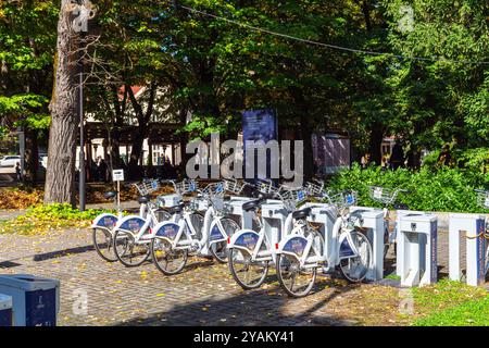 Parcheggio per biciclette vicino alla sorgente termale termale termale, Vrnjačka Banja, Serbia. Foto Stock