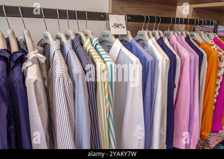 Trieste Italia, Piazza della Borsa e Camicie, interni, camicie, camicie, abbigliamento, camicette, uomo donna, vendita rack, Italia Europa EUR Foto Stock