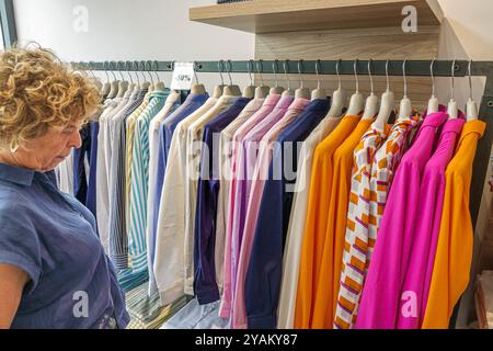 Trieste Italia, Piazza della Borsa e Camicie, interni, camicie, camicie, abbigliamento, camicette, uomo donna, vendita rack, Italia Europa EUR Foto Stock