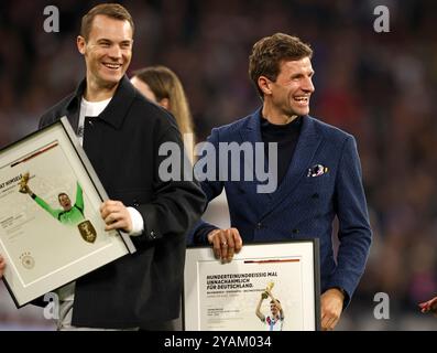 MONACO DI BAVIERA, GERMANIA - 14 OTTOBRE: Thomas MŸller e Manuel Neuer vengono premiati con un premio prima della partita A3 di UEFA Nations League 2024/25 di Lega A tra Germania e Paesi Bassi il 14 ottobre 2024 a Monaco di Baviera, Germania. © diebilderwelt / Alamy Live News Foto Stock