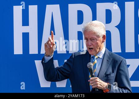 Columbus, Georgia, Stati Uniti. 14 ottobre 2024. L'ex presidente degli Stati Uniti Bill Clinton parla durante la campagna per Kamala Harris/Tim Walz durante la visita del Democratic Coordinated Campaign Office a Columbus, Georgia, lunedì 14 ottobre 2024. (Foto di Phil Mistry / PHIL FOTO) crediti: Phil Mistry / Alamy Live News Foto Stock