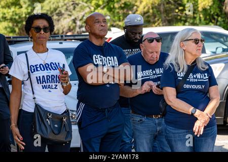 Columbus, Georgia, Stati Uniti. 14 ottobre 2024. I sostenitori di Kamala Harris si riuniscono per ascoltare l'ex presidente degli Stati Uniti Bill Clinton parlare durante la campagna per Kamala Harris/Tim Walz durante la visita del Democratic Coordinated Campaign Office a Columbus, Georgia, lunedì 14 ottobre 2024. (Foto di Phil Mistry / PHIL FOTO) crediti: Phil Mistry / Alamy Live News Foto Stock