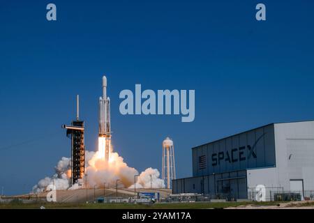 Merritt Island, Florida, Stati Uniti. 14 ottobre 2024. Un razzo Falcon Heavy SpaceX con la navicella spaziale Europa Clipper della NASA a bordo viene lanciato dal Launch Complex 39A al Kennedy Space Center della NASA in Florida il 14 ottobre 2024. La navicella spaziale Europa Clipper della NASA studierà l'abitabilità della luna ghiacciata di Giove Europa. Crediti: ZUMA Press, Inc./Alamy Live News Foto Stock