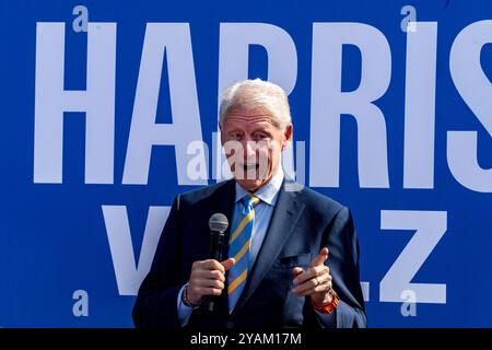 Columbus, Georgia, Stati Uniti. 14 ottobre 2024. L'ex presidente degli Stati Uniti Bill Clinton parla durante la campagna per Kamala Harris/Tim Walz durante la visita del Democratic Coordinated Campaign Office a Columbus, Georgia, lunedì 14 ottobre 2024. (Foto di Phil Mistry / PHIL FOTO) crediti: Phil Mistry / Alamy Live News Foto Stock