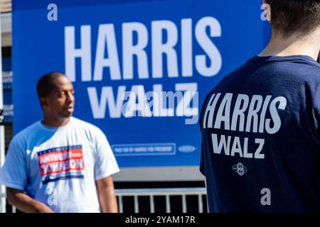 Columbus, Georgia, Stati Uniti. 14 ottobre 2024. I sostenitori di Kamala Harris si riuniscono per ascoltare l'ex presidente degli Stati Uniti Bill Clinton parlare durante la campagna per Kamala Harris/Tim Walz durante la visita del Democratic Coordinated Campaign Office a Columbus, Georgia, lunedì 14 ottobre 2024. (Foto di Phil Mistry / PHIL FOTO) crediti: Phil Mistry / Alamy Live News Foto Stock