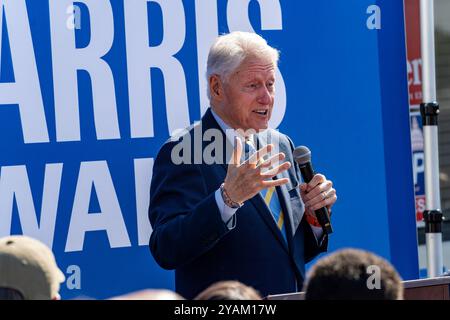 Columbus, Georgia, Stati Uniti. 14 ottobre 2024. L'ex presidente degli Stati Uniti Bill Clinton parla durante la campagna per Kamala Harris/Tim Walz durante la visita del Democratic Coordinated Campaign Office a Columbus, Georgia, lunedì 14 ottobre 2024. (Foto di Phil Mistry / PHIL FOTO) crediti: Phil Mistry / Alamy Live News Foto Stock