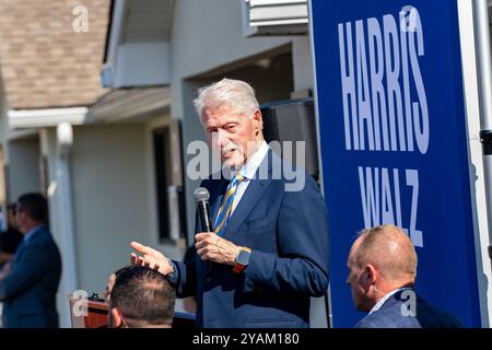 Columbus, Georgia, Stati Uniti. 14 ottobre 2024. L'ex presidente degli Stati Uniti Bill Clinton parla durante la campagna per Kamala Harris/Tim Walz durante la visita del Democratic Coordinated Campaign Office a Columbus, Georgia, lunedì 14 ottobre 2024. (Foto di Phil Mistry / PHIL FOTO) crediti: Phil Mistry / Alamy Live News Foto Stock