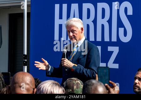 Columbus, Georgia, Stati Uniti. 14 ottobre 2024. L'ex presidente degli Stati Uniti Bill Clinton parla durante la campagna per Kamala Harris/Tim Walz durante la visita del Democratic Coordinated Campaign Office a Columbus, Georgia, lunedì 14 ottobre 2024. (Foto di Phil Mistry / PHIL FOTO) crediti: Phil Mistry / Alamy Live News Foto Stock