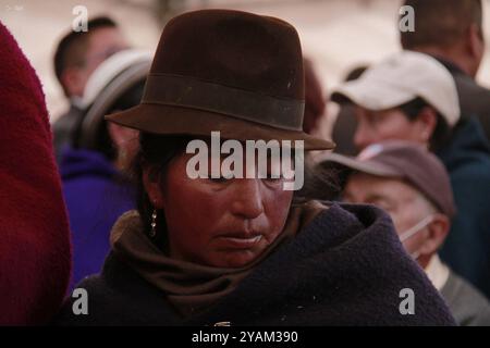 SEPOLTURA DELL'ULTIMO OPERAIO DEL GHIACCIO CHIMBORAZO Pulingui, lunedì 14 ottobre 2024 nella comunità di Pulingui, nella piazza del quartiere di Santa Rosa 4 angoli del Canton Guano, amici, familiari e vicini, in mezzo a una messa con canti, lacrime, salutò l'ultimo lavoratore del ghiaccio di Chimborazo Baltazar Ushca, nel bel mezzo di una messa con canti, lacrime, ha detto addio all'ultimo gelatiere di Chimborazo Baltazar Ushca foto API Roberto Chavez Pulingui Chimborazo Ecuador SOI ENTIERRO ULTIMO HIELERO CHIMBORAZO 05b7acda4efb25edfb2435d391ed2729 Copyright: xROBERTOxCHÃVEZx Foto Stock