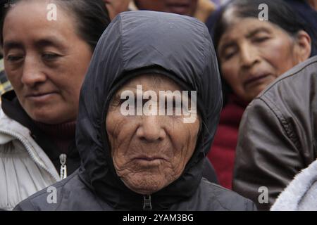 SEPOLTURA DELL'ULTIMO OPERAIO DEL GHIACCIO CHIMBORAZO Pulingui, lunedì 14 ottobre 2024 nella comunità di Pulingui, nella piazza del quartiere di Santa Rosa 4 angoli del Canton Guano, amici, familiari e vicini, in mezzo a una messa con canti, lacrime, salutò l'ultimo lavoratore del ghiaccio di Chimborazo Baltazar Ushca, nel bel mezzo di una messa con canti, lacrime, ha detto addio all'ultimo gelatiere di Chimborazo Baltazar Ushca foto API Roberto Chavez Pulingui Chimborazo Ecuador SOI ENTIERRO ULTIMO HIELERO CHIMBORAZO 5f918c076a03442642e096e2eca1fdb0 Copyright: xROBERTOxCHÃVEZx Foto Stock