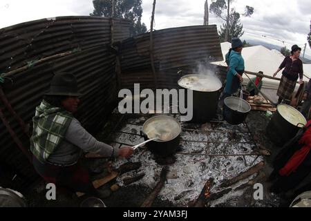 SEPOLTURA DELL'ULTIMO OPERAIO DEL GHIACCIO CHIMBORAZO Pulingui, lunedì 14 ottobre 2024 nella comunità di Pulingui, nella piazza del quartiere di Santa Rosa 4 angoli del Canton Guano, amici, familiari e vicini, in mezzo a una messa con canti, lacrime, salutò l'ultimo lavoratore del ghiaccio di Chimborazo Baltazar Ushca, nel bel mezzo di una messa con canti, lacrime, ha detto addio all'ultimo gelatiere di Chimborazo Baltazar Ushca foto API Roberto Chavez Pulingui Chimborazo Ecuador SOI ENTIERRO ULTIMO HIELERO CHIMBORAZO 590c9bb3b85f499ac2b43ca1076f62e1 Copyright: xROBERTOxCHÃVEZx Foto Stock