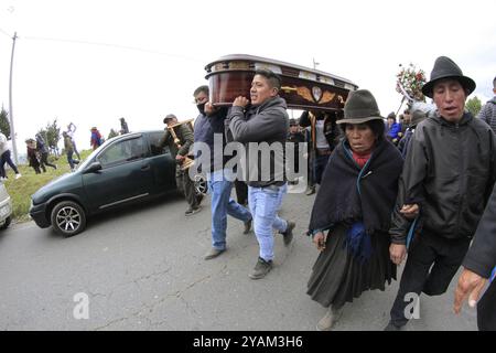 SEPOLTURA DELL'ULTIMO OPERAIO DEL GHIACCIO CHIMBORAZO Pulingui, lunedì 14 ottobre 2024 nella comunità di Pulingui, nella piazza del quartiere di Santa Rosa 4 angoli del Canton Guano, amici, familiari e vicini, in mezzo a una messa con canti, lacrime, salutò l'ultimo lavoratore del ghiaccio di Chimborazo Baltazar Ushca, nel bel mezzo di una messa con canti, lacrime, ha detto addio all'ultimo gelatiere di Chimborazo Baltazar Ushca foto API Roberto Chavez Pulingui Chimborazo Ecuador SOI ENTIERRO ULTIMO HIELERO CHIMBORAZO abbc1bc7283753028357f3e38d1249a4 Copyright: xROBERTOxCHÃVEZx Foto Stock