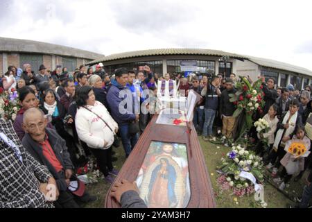 SEPOLTURA DELL'ULTIMO OPERAIO DEL GHIACCIO CHIMBORAZO Pulingui, lunedì 14 ottobre 2024 nella comunità di Pulingui, nella piazza del quartiere di Santa Rosa 4 angoli del Canton Guano, amici, familiari e vicini, in mezzo a una messa con canti, lacrime, salutò l'ultimo lavoratore del ghiaccio di Chimborazo Baltazar Ushca, nel bel mezzo di una messa con canti, lacrime, ha detto addio all'ultimo gelatiere di Chimborazo Baltazar Ushca foto API Roberto Chavez Pulingui Chimborazo Ecuador SOI ENTIERRO ULTIMO HIELERO CHIMBORAZO aaa67214e95c46f2e759382d82ad4c21 Copyright: xROBERTOxCHÃVEZx Foto Stock