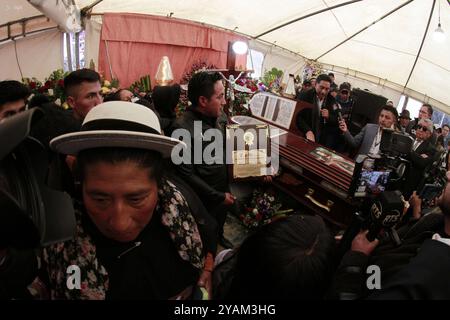 SEPOLTURA DELL'ULTIMO OPERAIO DEL GHIACCIO CHIMBORAZO Pulingui, lunedì 14 ottobre 2024 nella comunità di Pulingui, nella piazza del quartiere di Santa Rosa 4 angoli del Canton Guano, amici, familiari e vicini, in mezzo a una messa con canti, lacrime, salutò l'ultimo lavoratore del ghiaccio di Chimborazo Baltazar Ushca, nel bel mezzo di una messa con canti, lacrime, ha detto addio all'ultimo gelatiere di Chimborazo Baltazar Ushca foto API Roberto Chavez Pulingui Chimborazo Ecuador SOI ENTIERRO ULTIMO HIELERO CHIMBORAZO b3cc8f5256f45d4ca86e80cc9e817cd Copyright: xROBERTOxCHÃVEZx Foto Stock