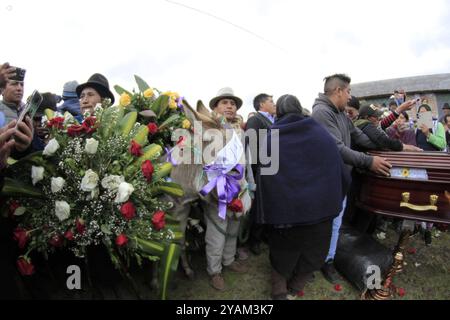 SEPOLTURA DELL'ULTIMO OPERAIO DEL GHIACCIO CHIMBORAZO Pulingui, lunedì 14 ottobre 2024 nella comunità di Pulingui, nella piazza del quartiere di Santa Rosa 4 angoli del Canton Guano, amici, familiari e vicini, in mezzo a una messa con canti, lacrime, salutò l'ultimo lavoratore del ghiaccio di Chimborazo Baltazar Ushca, nel bel mezzo di una messa con canti, lacrime, ha detto addio all'ultimo gelatiere di Chimborazo Baltazar Ushca foto API Roberto Chavez Pulingui Chimborazo Ecuador SOI ENTIERRO ULTIMO HIELERO CHIMBORAZO e6e1715aa5b4711bdf8622d3464c73e7 Copyright: xROBERTOxCHÃVEZx Foto Stock